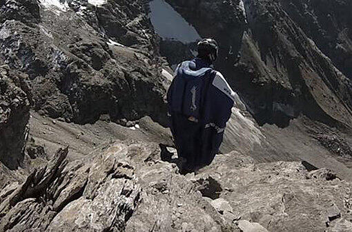 Basejumper Uli Emanuele steht auf einem Felsen. Rund 2.000 Mal stürzte er sich in seinem Wingsuit in die Tiefe.