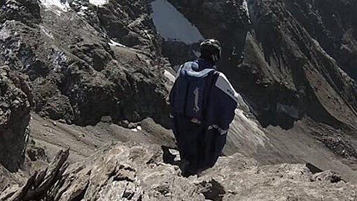 Basejumper Uli Emanuele steht auf einem Felsen. Rund 2.000 Mal stürzte er sich in seinem Wingsuit in die Tiefe. Basejumper Uli Emanuele steht auf einem Felsen. Rund 2.000 Mal stürzte er sich in seinem Wingsuit in die Tiefe.
