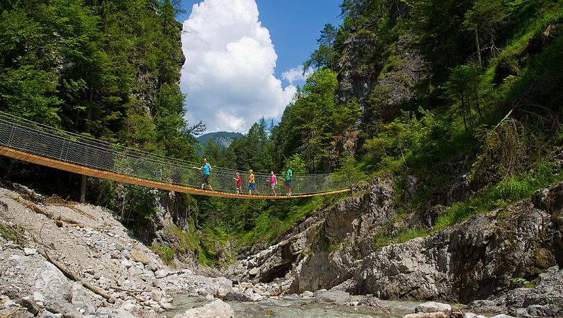 Mit der richtigen Ausrüstung ist die Bergwelt auch für Kinder ein traumhaftes Erlebnis. Mit der richtigen Ausrüstung ist die Bergwelt auch für Kinder ein traumhaftes Erlebnis.