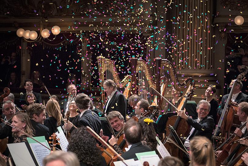 Nach einem Konzert in der Mailänder Scala regnete es Konfetti auf Mariss Jansons und das Symphonieorchester des Bayerischen Rundfunks.