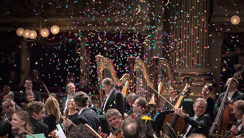 Nach einem Konzert in der Mailänder Scala regnete es Konfetti auf Mariss Jansons und das Symphonieorchester des Bayerischen Rundfunks. Nach einem Konzert in der Mailänder Scala regnete es Konfetti auf Mariss Jansons und das Symphonieorchester des Bayerischen Rundfunks.