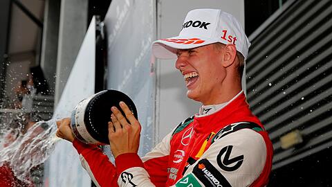 Glücklicher Sieger: Mick Schumacher auf dem Treppchen ganz oben.