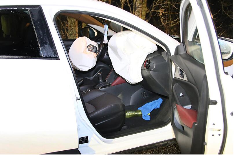 Am Donnerstagabend ist ein Mann auf glatter Straße in den Gegenverkehr geraten und frontal mit dem Auto eines 23-Jährigen zusammengestoßen.