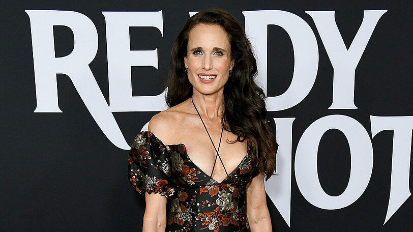 Andie MacDowell sommerlich auf dem roten Teppich