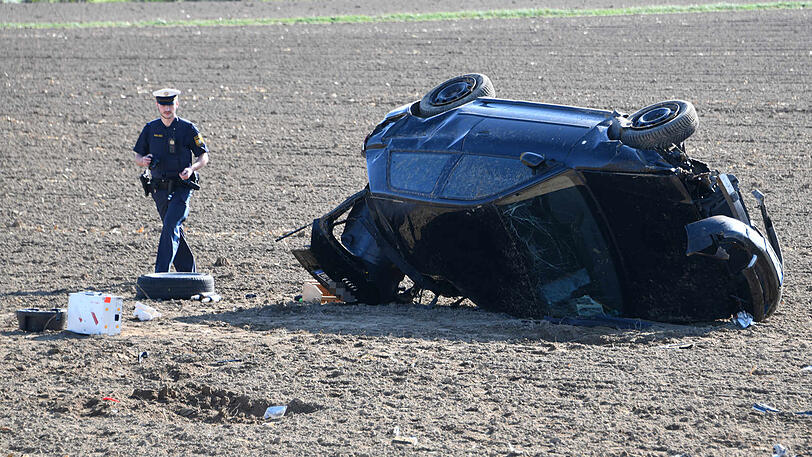 Völlig demoliert liegt der Audi in einem Acker zwischen Velden und Vilsbiburg - Bilder vom Bergungseinsatz.