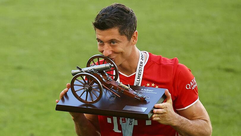 27. Juni 2020: Bayern-Angreifer Robert Lewandowski küsst die Torjäger-Kanone. 27. Juni 2020: Bayern-Angreifer Robert Lewandowski küsst die Torjäger-Kanone.