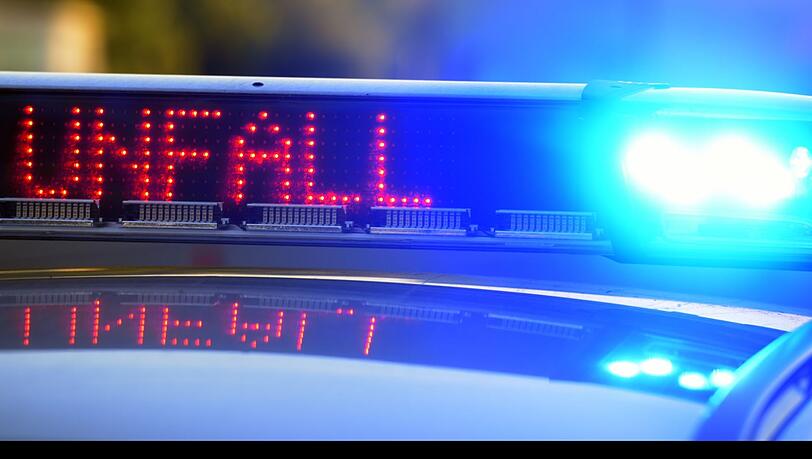 Am Dienstagmorgen kommt es in Obermenzing zu einem schweren Verkehrsunfall. Ein Motorradfahrer ist mit einem Lkw kollidiert (Symbolbild). Am Dienstagmorgen kommt es in Obermenzing zu einem schweren Verkehrsunfall. Ein Motorradfahrer ist mit einem Lkw kollidiert (Symbolbild).