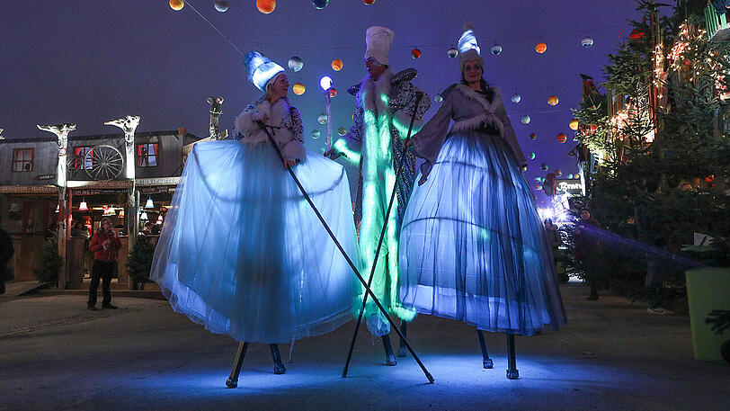 Leuchtende Performances auf dem Festivalgelände.
