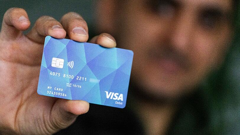 Sieht aus wie eine normale Bankkarte, kann aber viel weniger: Mit der Bezahlkarte können Geflüchtete innerhalb einer gewissen Region bezahlen und monatlich 50 Euro abheben. Sieht aus wie eine normale Bankkarte, kann aber viel weniger: Mit der Bezahlkarte können Geflüchtete innerhalb einer gewissen Region bezahlen und monatlich 50 Euro abheben.