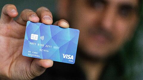 Sieht aus wie eine normale Bankkarte, kann aber viel weniger: Mit der Bezahlkarte können Geflüchtete innerhalb einer gewissen Region bezahlen und monatlich 50 Euro abheben.
