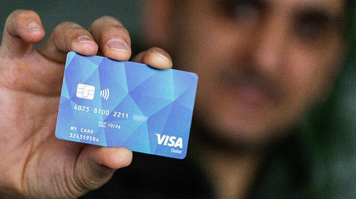 Sieht aus wie eine normale Bankkarte, kann aber viel weniger: Mit der Bezahlkarte können Geflüchtete innerhalb einer gewissen Region bezahlen und monatlich 50 Euro abheben.