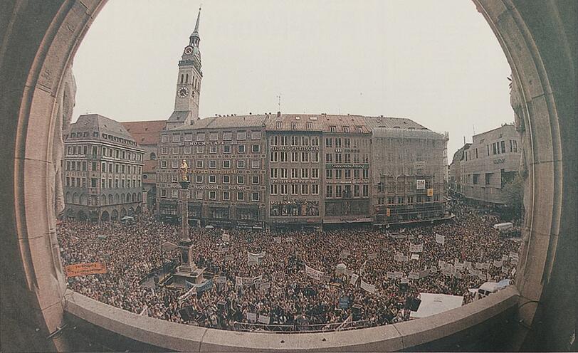 Da kocht die Volksseele: Rund 25.000 Aufständische aus ganz Bayern sammeln sich am 12. Mai 1995 auf dem Marienplatz - und gehen am Ende friedlich und siegreich heim. Mit ihrer "1. Bayerischen Biergartenrevolution" haben sie rigide Sperrzeiten für Biergärten verhindert.