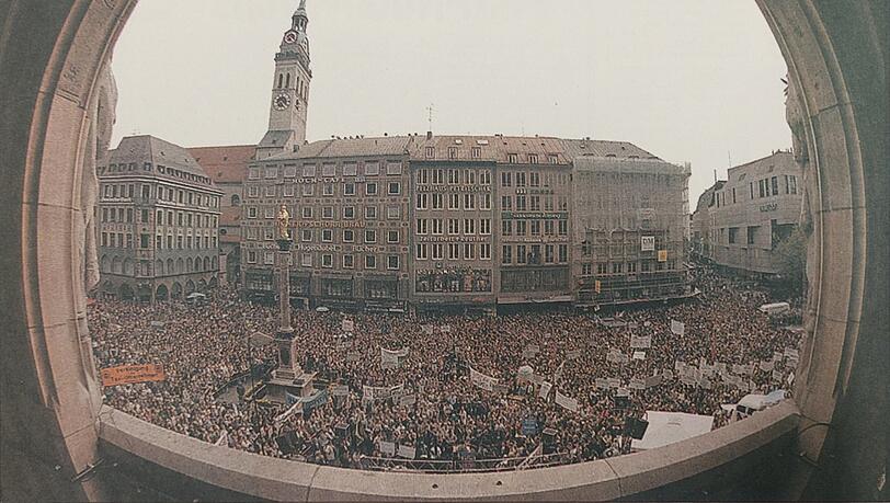 Da kocht die Volksseele: Rund 25.000 Aufständische aus ganz Bayern sammeln sich am 12. Mai 1995 auf dem Marienplatz - und gehen am Ende friedlich und siegreich heim. Mit ihrer "1. Bayerischen Biergartenrevolution" haben sie rigide Sperrzeiten für Biergärten verhindert. Da kocht die Volksseele: Rund 25.000 Aufständische aus ganz Bayern sammeln sich am 12. Mai 1995 auf dem Marienplatz - und gehen am Ende friedlich und siegreich heim. Mit ihrer "1. Bayerischen Biergartenrevolution" haben sie rigide Sperrzeiten für Biergärten verhindert.