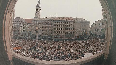 Da kocht die Volksseele: Rund 25.000 Aufständische aus ganz Bayern sammeln sich am 12. Mai 1995 auf dem Marienplatz - und gehen am Ende friedlich und siegreich heim. Mit ihrer "1. Bayerischen Biergartenrevolution" haben sie rigide Sperrzeiten für Biergärten verhindert.