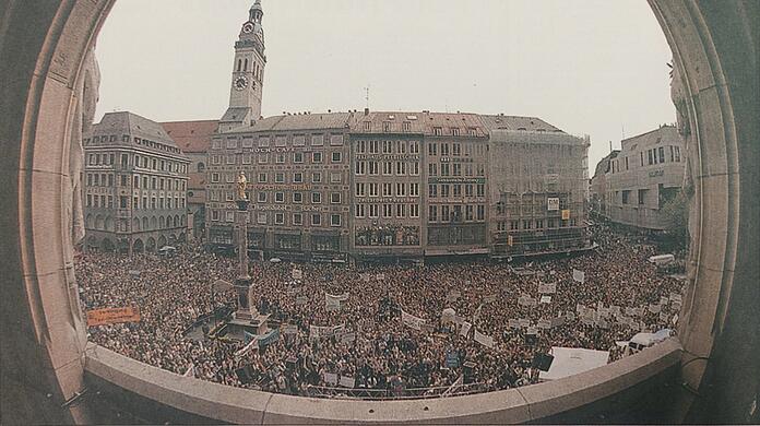 Da kocht die Volksseele: Rund 25.000 Aufständische aus ganz Bayern sammeln sich am 12. Mai 1995 auf dem Marienplatz - und gehen am Ende friedlich und siegreich heim. Mit ihrer "1. Bayerischen Biergartenrevolution" haben sie rigide Sperrzeiten für Biergärten verhindert.