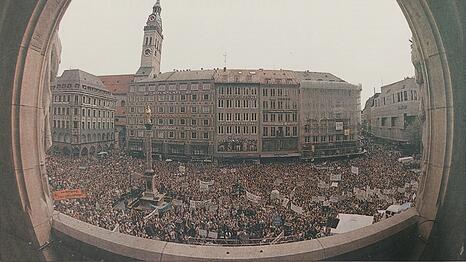 Da kocht die Volksseele: Rund 25.000 Aufständische aus ganz Bayern sammeln sich am 12. Mai 1995 auf dem Marienplatz - und gehen am Ende friedlich und siegreich heim. Mit ihrer "1. Bayerischen Biergartenrevolution" haben sie rigide Sperrzeiten für Biergärten verhindert.