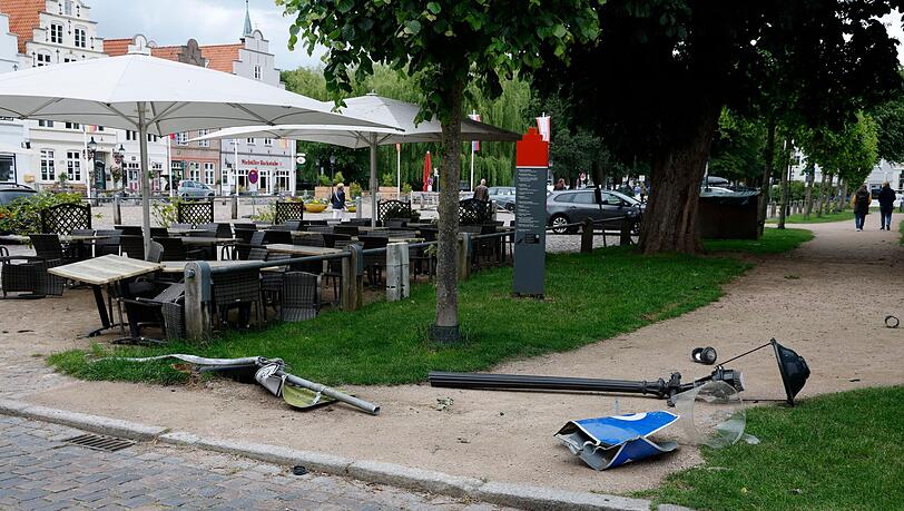 Ein Autofahrer hat in Nordfriesland auf einem Marktplatz die Kontrolle über seinen Wagen verloren.