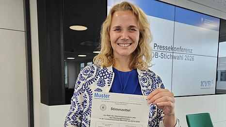 So sieht er aus: KVR-Chefin Hanna Samm&uuml;ller zeigt den Musterstimmzettel f&uuml;r die OB-Stichwahl am Sonntag.