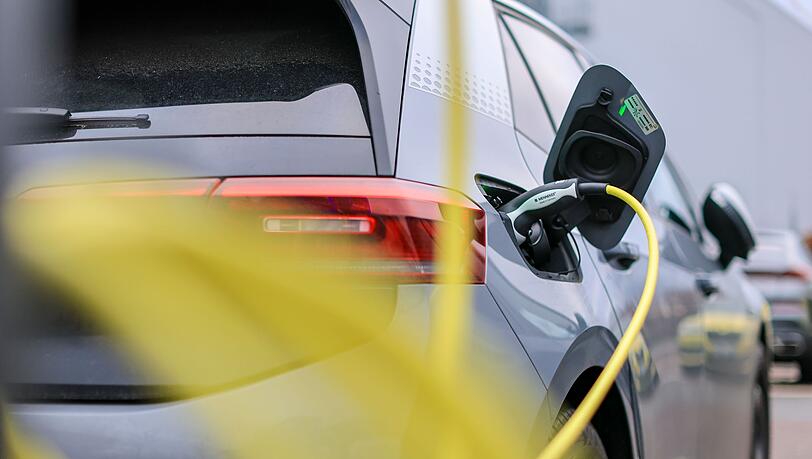 Die Verbraucherzentralen setzen auf mehr g&uuml;nstige E-Autos. (Archivbild)