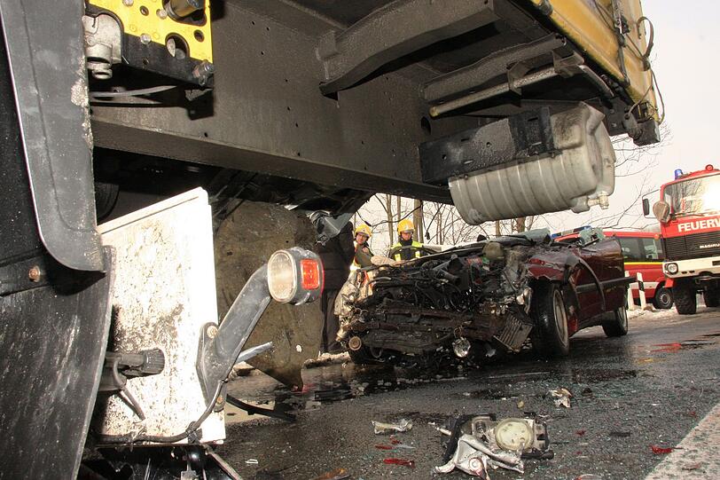 Das Auto der vier Rumänen war am Montag südlich von Rosenheim auf einem Parkplatz in den abgestellten Sattelzug gerast und wurde beimAufprall fast völlig unter das Heck des Lastwagens geschoben. Drei
junge Männer waren sofort tot. Die Polizei hatte das Auto vorher kontrolliert, hat jedoch keine Auffälligkeiten feststellen können wie es heißt.