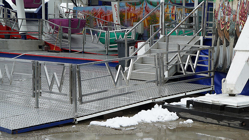Schneehäufchen neben dem Riesenrad.