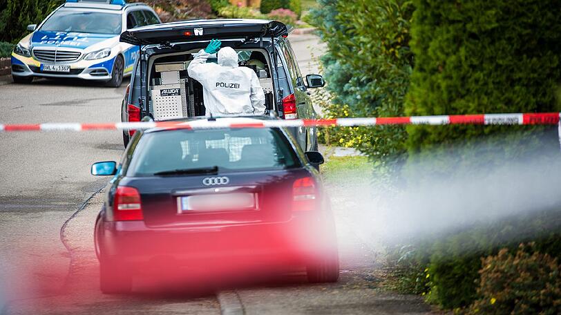 Nach einem Familiendrama mit drei Toten in Villingendorf (Baden-Württemberg), arbeitet am 16.09.2017 ein Mitarbeiter der Spurensicherung vor dem Haus, in dem die Tat begangen wurde. Der Täter wurde jetzt gefasst
