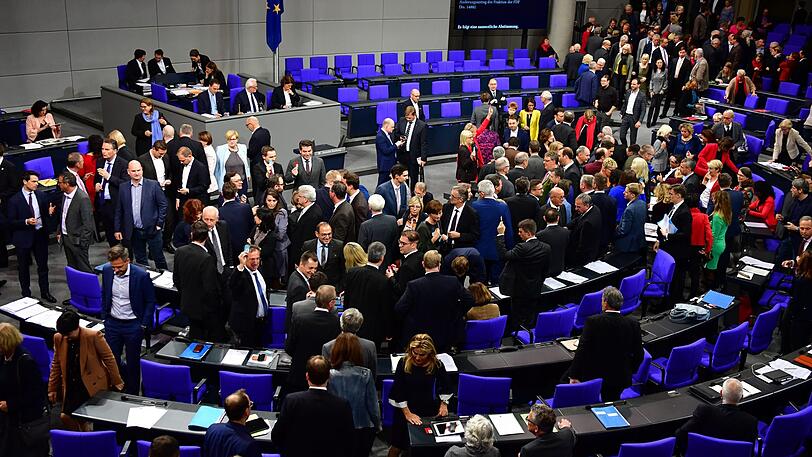 Im Bundestag musste die Sitzung wegen zwei medizinischer Zwischenfälle unterbrochen werden.