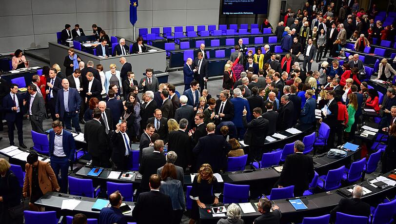 Im Bundestag musste die Sitzung wegen zwei medizinischer Zwischenfälle unterbrochen werden. Im Bundestag musste die Sitzung wegen zwei medizinischer Zwischenfälle unterbrochen werden.
