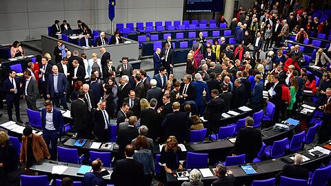 Im Bundestag musste die Sitzung wegen zwei medizinischer Zwischenfälle unterbrochen werden.