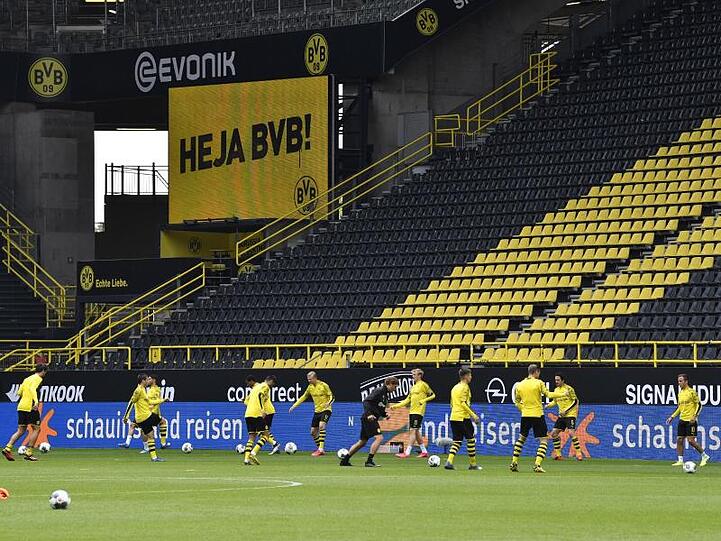 Die Spieler von Borussia Dortmund wärmen sich vor dem Revierderby gegen Schalke im Signal-Iduna-Park Spiel auf.