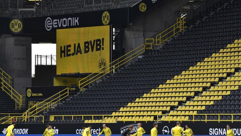 Die Spieler von Borussia Dortmund wärmen sich vor dem Revierderby gegen Schalke im Signal-Iduna-Park Spiel auf. Die Spieler von Borussia Dortmund wärmen sich vor dem Revierderby gegen Schalke im Signal-Iduna-Park Spiel auf.