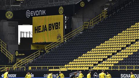 Die Spieler von Borussia Dortmund wärmen sich vor dem Revierderby gegen Schalke im Signal-Iduna-Park Spiel auf.