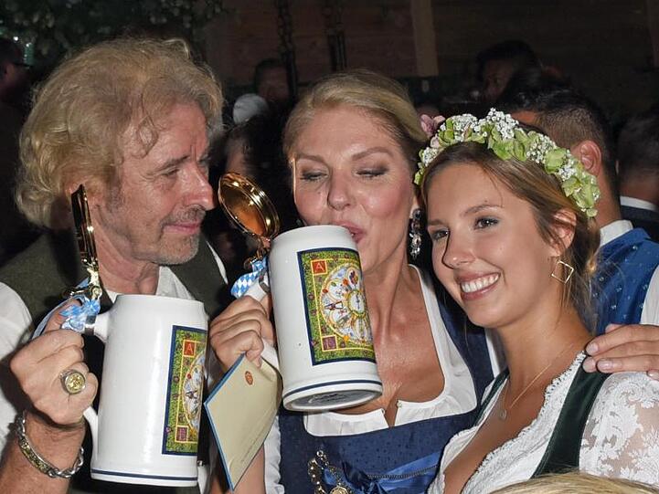 Thomas Gottschalk mit seiner Lebensgefährtin Karina Mroß und deren Tochter auf dem Oktoberfest.