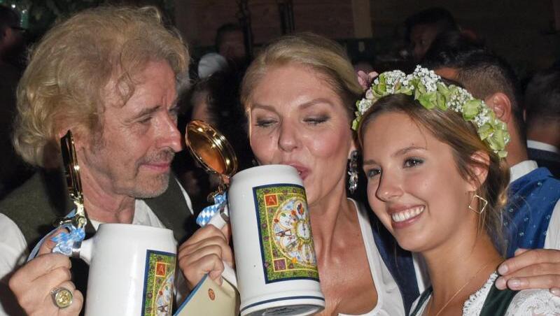 Thomas Gottschalk mit seiner Lebensgefährtin Karina Mroß und deren Tochter auf dem Oktoberfest. Thomas Gottschalk mit seiner Lebensgefährtin Karina Mroß und deren Tochter auf dem Oktoberfest.