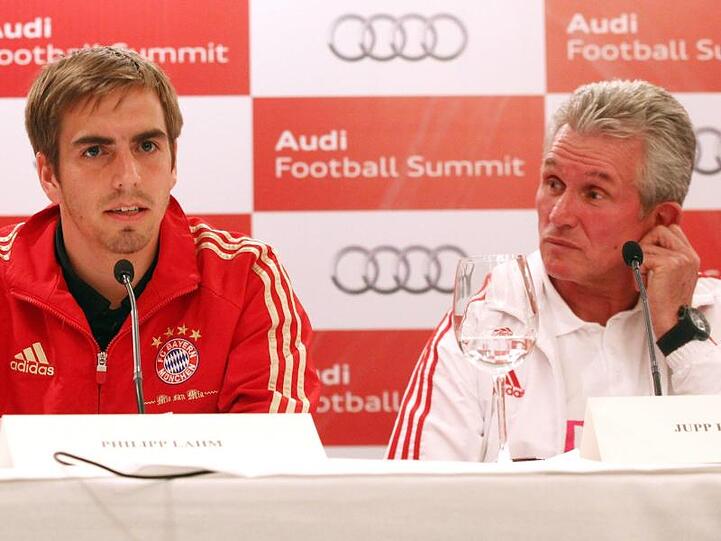 Bayern Münchens Philipp Lahm sitzt bei einer Pressekonferenz neben Jupp Heynkes. Foto: Anindito Mukherjee/EPA/dpa/Archivbild