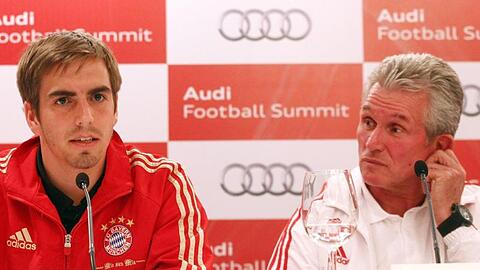 Bayern Münchens Philipp Lahm sitzt bei einer Pressekonferenz neben Jupp Heynkes. Foto: Anindito Mukherjee/EPA/dpa/Archivbild