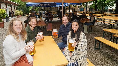 Die erste Maß seines Lebens - "schmeckt super!" Jeremy (hinten links) mit seinen Freunden am Donnerstag im Hofbräukeller am Wiener Platz.
