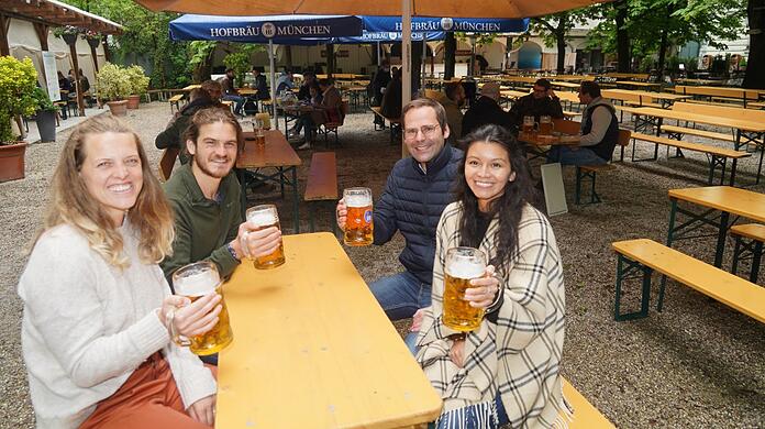 Die erste Maß seines Lebens - "schmeckt super!" Jeremy (hinten links) mit seinen Freunden am Donnerstag im Hofbräukeller am Wiener Platz.