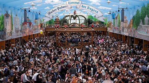 Wer sicher einen Platz im Wiesnzelt ergattern möchte, sollte im Idealfall reservieren. Dafür gibt es beim nächsten Oktoberfest nun neue Regeln.