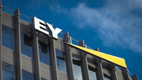 Das Logo des Wirtschaftsprüfungs- und Beratungsunternehmens Ernst & Young (EY).