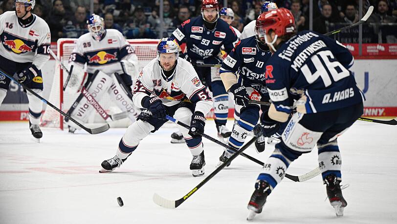 Es sind aktuell schwierige Zeiten für EHC-Kapitän Patrick Hager und seine Kollegen. Auch beim Auswärtsspiel in Schwennigen war bei den Münchner Eishacklern mal wieder Tag des offenen Tores.