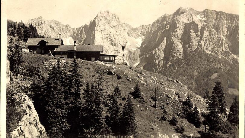 Eine historische Aufnahme der Vorderkaiserfeldenh&uuml;tte im Kaisergebirge in Tirol.