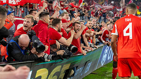 Begruben die Fotografen unter sich: Die Bayern-Fans nach den Last-Minute-Treffern gegen Real Madrid.