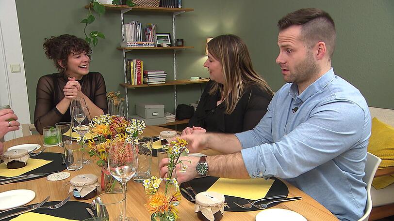 Michelle und Kevin sind begeistert von Julias Dinner. Michelle und Kevin sind begeistert von Julias Dinner.
