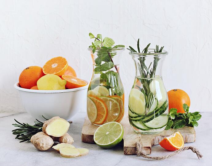 Ein weiteres Rezept für ein aromatisiertes Wasser beinhaltet Zitronen, Orangen oder auch Grapefruits. Dafür werden die Früchte in Scheiben geschnitten. Da die Schale der Früchte mitverwendet wird, sollte auf Bio-Qualität geachtet werden, um Pflanzenschutzmittel aus konventioneller Landwirtschaft im Getränk zu vermeiden. Ein weiteres Rezept für ein aromatisiertes Wasser beinhaltet Zitronen, Orangen oder auch Grapefruits. Dafür werden die Früchte in Scheiben geschnitten. Da die Schale der Früchte mitverwendet wird, sollte auf Bio-Qualität geachtet werden, um Pflanzenschutzmittel aus konventioneller Landwirtschaft im Getränk zu vermeiden.