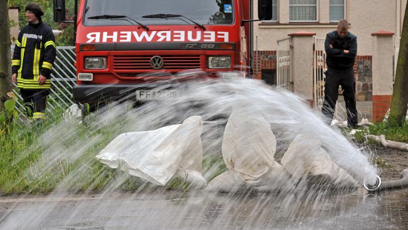 Feuerwehr im Hochwasser-Einsatz (Motivbild) Feuerwehr im Hochwasser-Einsatz (Motivbild)