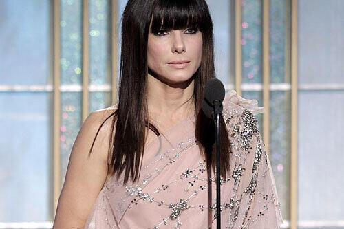 Alleinerziehend: Sandra Bullock hat ein Adoptivkind. Die Schauspielerin adoptierte den kleinen Louis im Januar 2010.