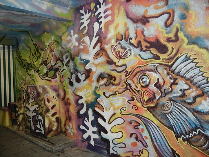 Der Graffiti-Künstler Veit Kowald hat einen vormals öden Durchgang zu den Innen-Standln am Viktualienmarkt grell in Szene gesetzt.