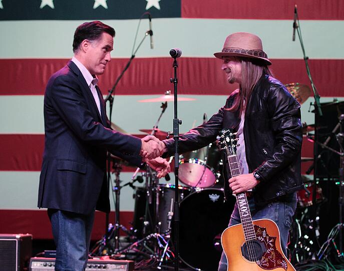 Auch Südstaatenrocker Kid Rock, hier bei einer Wahlkampfveranstaltung in Michigan, lässt für Romney die Fetzen fliegen...