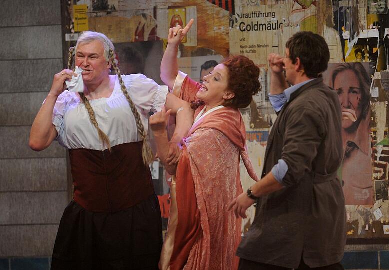 Die Schauspieler Christoph Zrenner (als Horst Seehofer, l-r), Luise Kinseher als Bavaria und der Schauspieler Stephan Zinner (als Markus Söder).